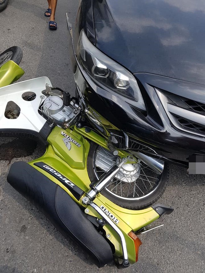 Vụ tài xế ô tô giơ thẻ đỏ sau va chạm giao thông: Thanh niên cầm điếu cày bất ngờ tố ngược tài xế