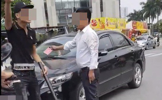 Vụ tài xế ô tô giơ thẻ đỏ sau va chạm giao thông: Thanh niên cầm điếu cày bất ngờ tố ngược tài xế
