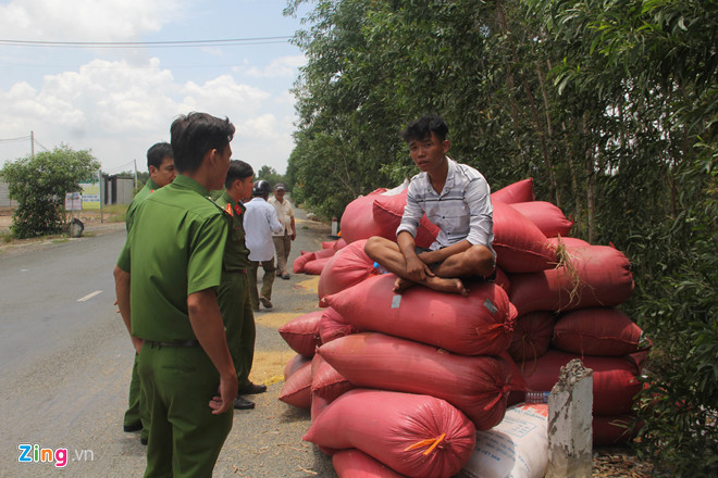 Bị bắt vì chở quá tải, thanh niên tông xe vào thanh tra giao thông