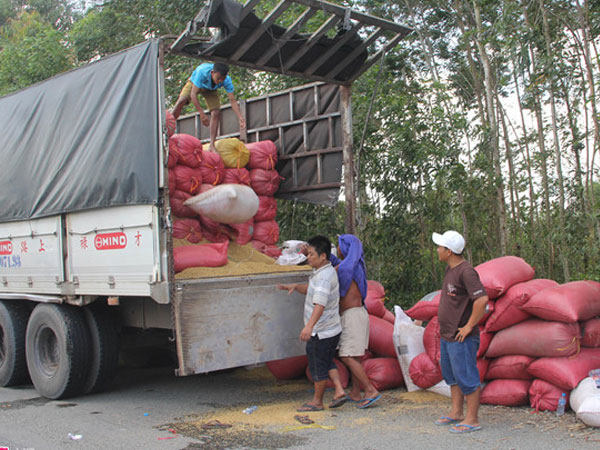 Bị bắt vì chở quá tải, thanh niên tông xe vào thanh tra giao thông