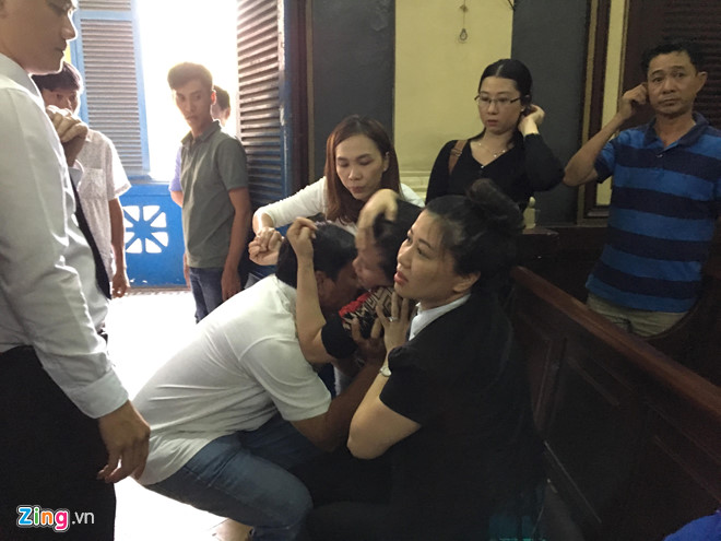 Bị cáo tụt canxi, co quắp tay chân giữa phiên xử vụ bán logo xe vua