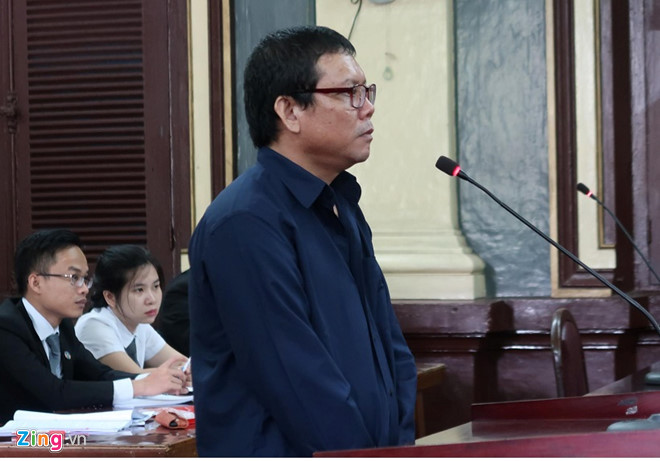 Bị cáo tụt canxi, co quắp tay chân giữa phiên xử vụ bán logo xe vua