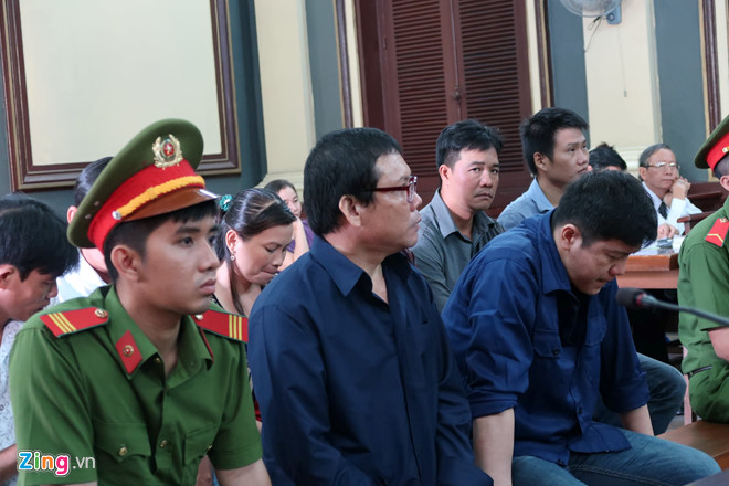 Bị cáo tụt canxi, co quắp tay chân giữa phiên xử vụ bán logo xe vua