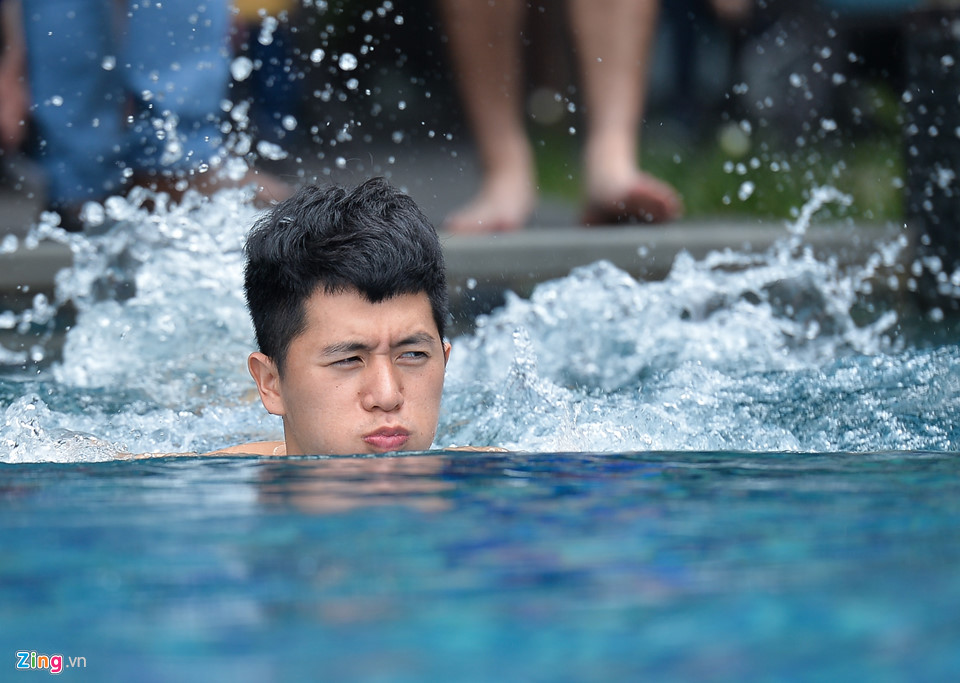 Bùi Tiến Dũng, Anh Đức ném trợ lý ngôn ngữ xuống bể bơi