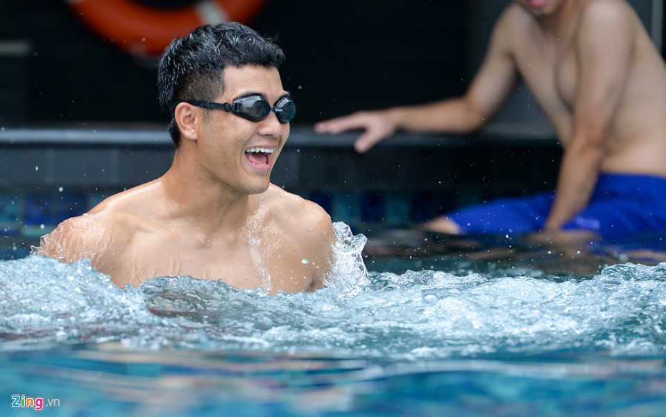 Bùi Tiến Dũng, Anh Đức ném trợ lý ngôn ngữ xuống bể bơi