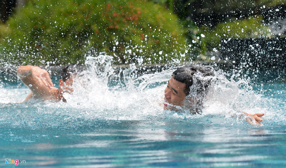 Bùi Tiến Dũng, Anh Đức ném trợ lý ngôn ngữ xuống bể bơi