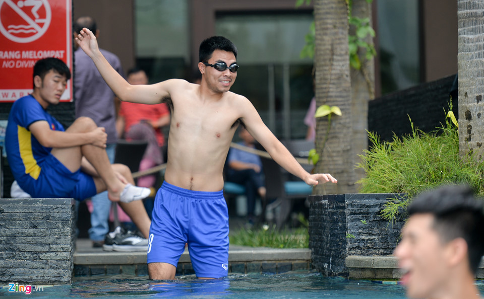 Bùi Tiến Dũng, Anh Đức ném trợ lý ngôn ngữ xuống bể bơi