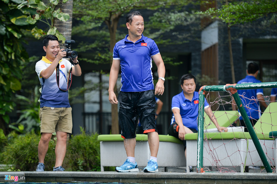 Bùi Tiến Dũng, Anh Đức ném trợ lý ngôn ngữ xuống bể bơi