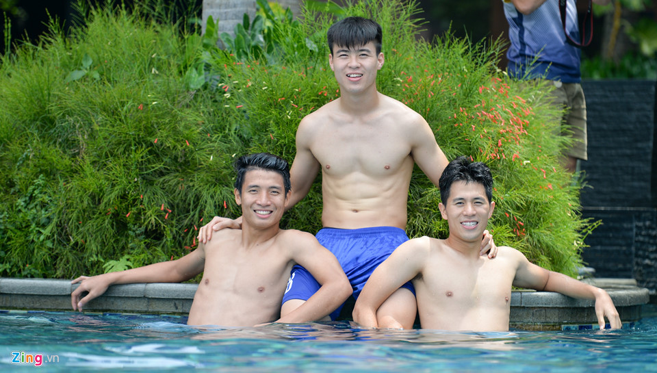 Bùi Tiến Dũng, Anh Đức ném trợ lý ngôn ngữ xuống bể bơi