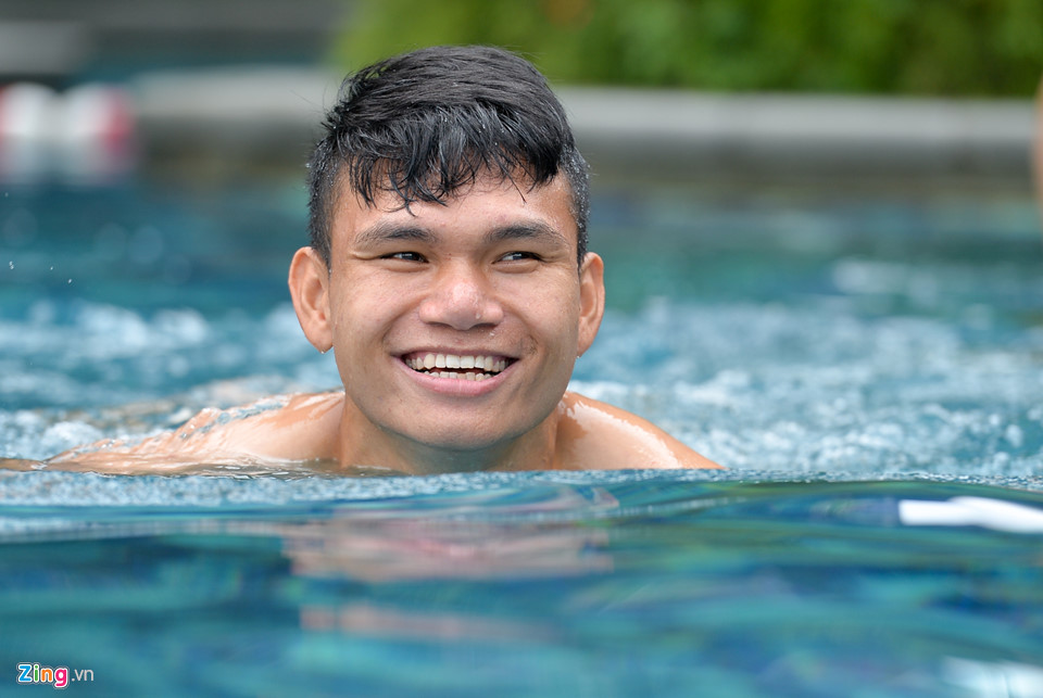 Bùi Tiến Dũng, Anh Đức ném trợ lý ngôn ngữ xuống bể bơi