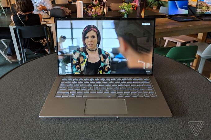 Laptop màn hình không viền của Asus, giá từ 900 USD