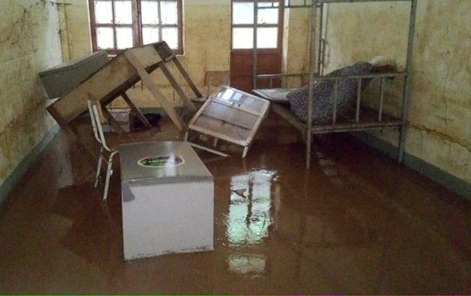 Trường học ở Sơn La ngập bùn đất sau lũ