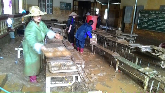 Trường học ở Sơn La ngập bùn đất sau lũ