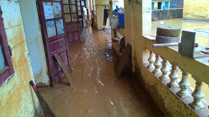 Trường học ở Sơn La ngập bùn đất sau lũ