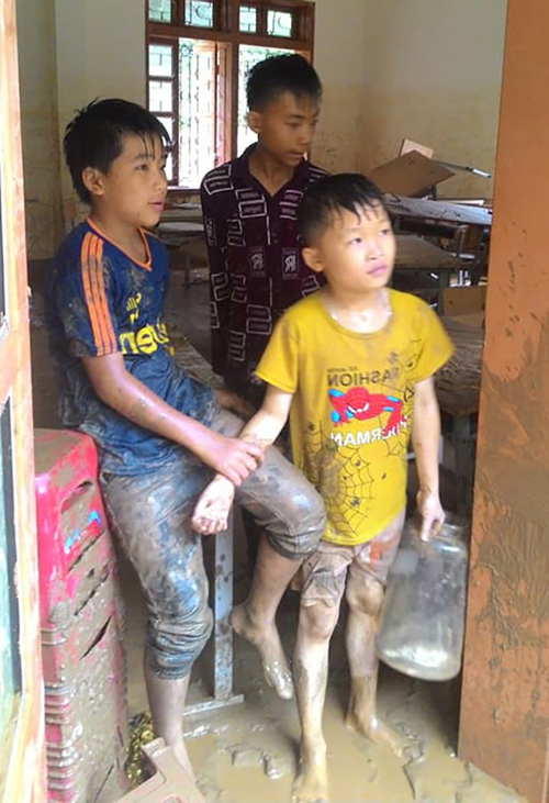 Trường học ở Sơn La ngập bùn đất sau lũ