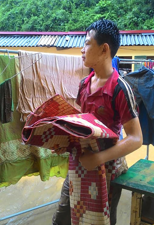 Trường học ở Sơn La ngập bùn đất sau lũ