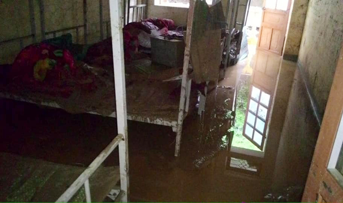 Trường học ở Sơn La ngập bùn đất sau lũ