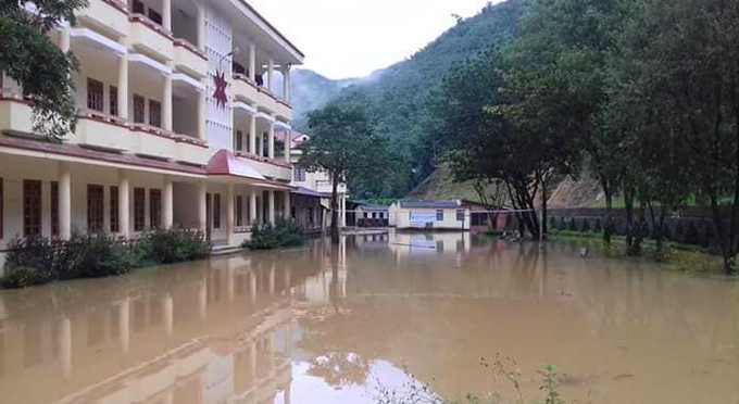 Trường học ở Sơn La ngập bùn đất sau lũ