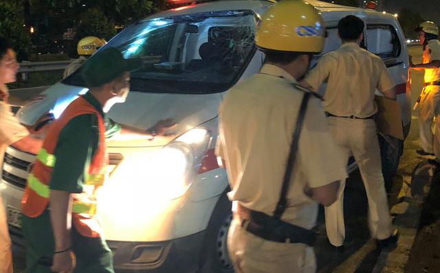 Xe cứu thương bị xe đầu kéo tông biến dạng, người dân phá cửa cứu tài xế và nữ điều dưỡng