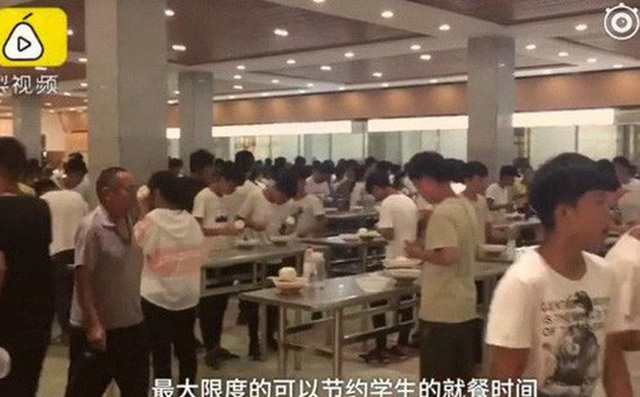 Một trường học Trung Quốc dẹp hết ghế trong căng tin để học sinh đứng ăn cho nhanh, học cho nhiều