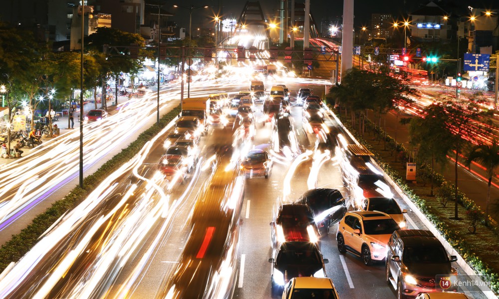 Kẹt xe kinh hoàng trên đường vào sân bay Tân Sơn Nhất, người dân bỏ ô tô bắt xe ôm để kịp giờ check-in