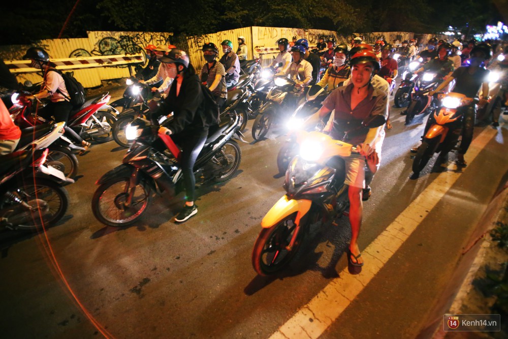 Kẹt xe kinh hoàng trên đường vào sân bay Tân Sơn Nhất, người dân bỏ ô tô bắt xe ôm để kịp giờ check-in