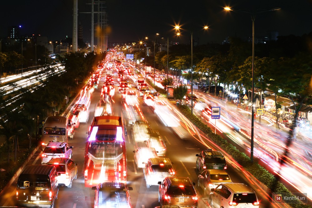 Kẹt xe kinh hoàng trên đường vào sân bay Tân Sơn Nhất, người dân bỏ ô tô bắt xe ôm để kịp giờ check-in