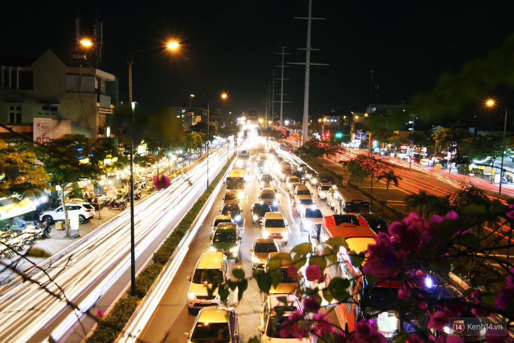 Kẹt xe kinh hoàng trên đường vào sân bay Tân Sơn Nhất, người dân bỏ ô tô bắt xe ôm để kịp giờ check-in