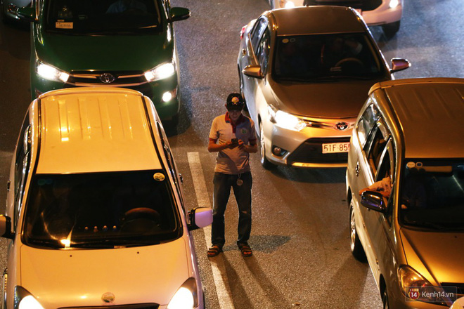 Kẹt xe kinh hoàng trên đường vào sân bay Tân Sơn Nhất, người dân bỏ ô tô bắt xe ôm để kịp giờ check-in