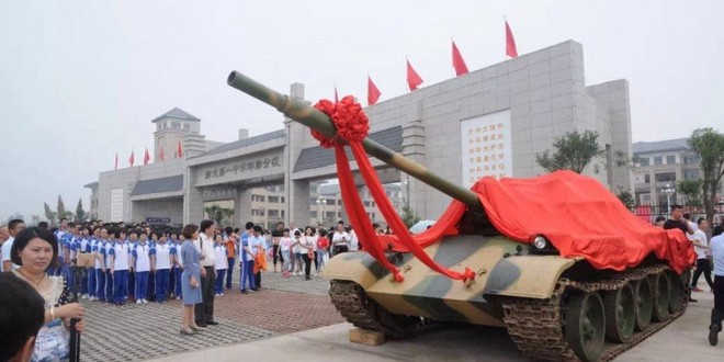 Một trường học Trung Quốc dẹp hết ghế trong căng tin để học sinh đứng ăn cho nhanh, học cho nhiều