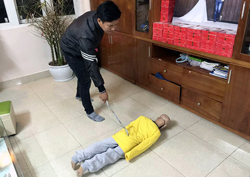 Nỗi sợ ám ảnh bé 10 tuổi sau nhiều tháng bị bố, mẹ kế bạo hành