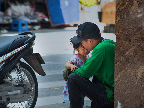 Chỉ với một khoảnh khắc giản dị và khiêm nhường, bức ảnh ông bố xe ôm và con gái đã khiến cộng đồng MXH tan chảy