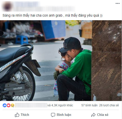 Chỉ với một khoảnh khắc giản dị và khiêm nhường, bức ảnh ông bố xe ôm và con gái đã khiến cộng đồng MXH tan chảy