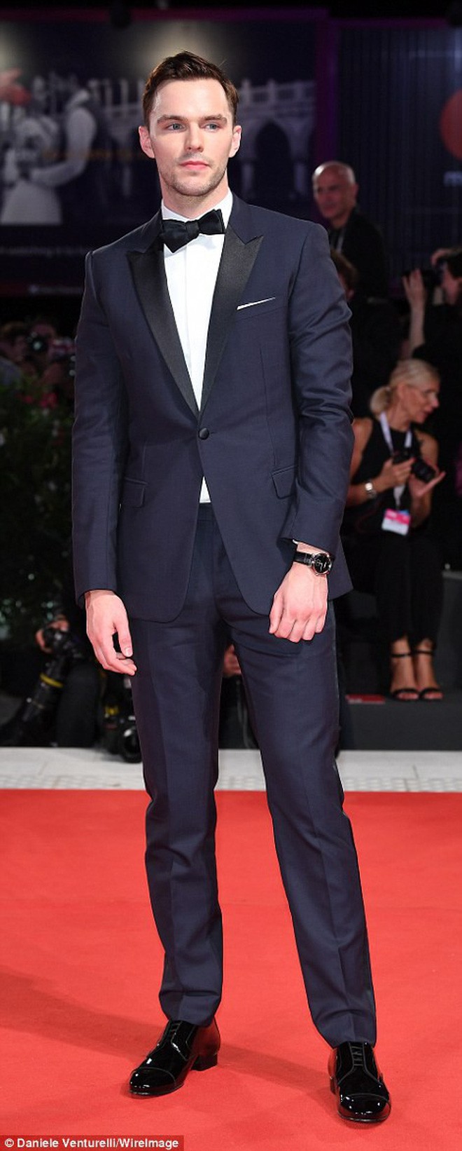 LHP Venice ngày 2: Emma Stone trở thành tâm điểm thảm đỏ với váy xuyên thấu táo bạo