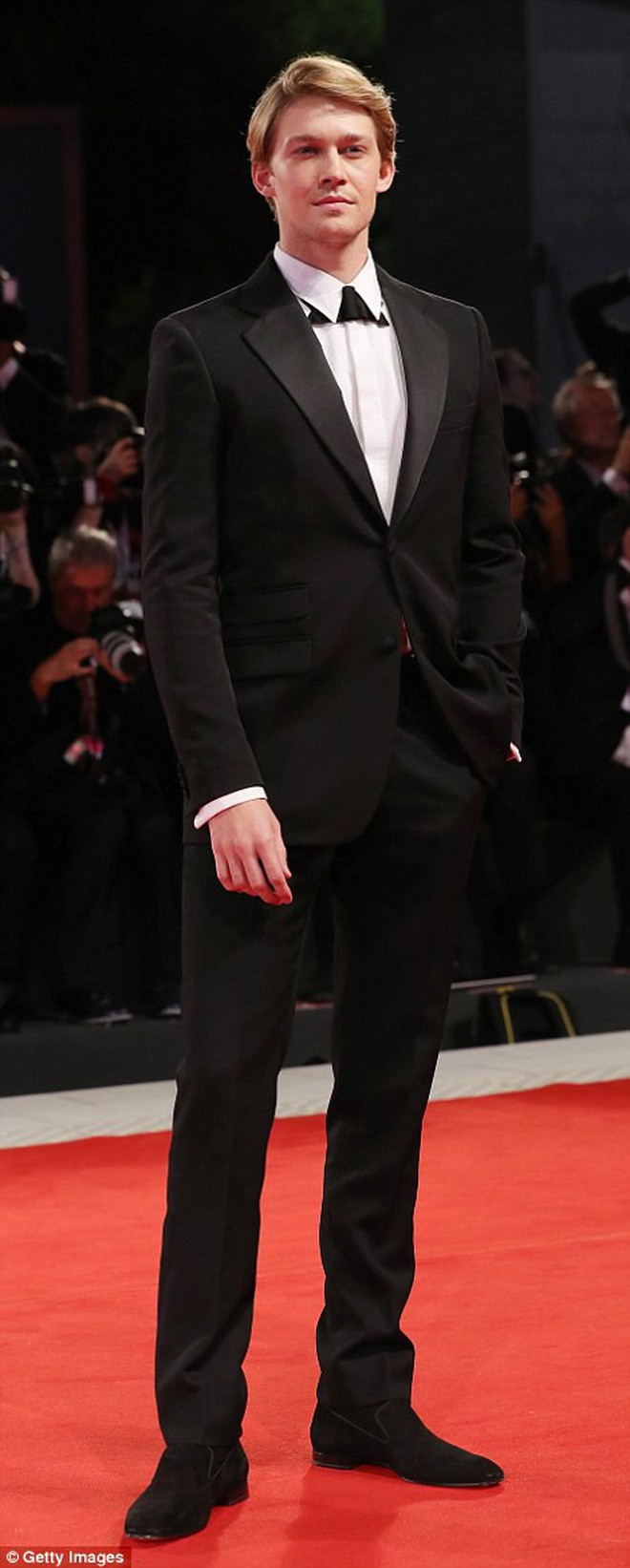 LHP Venice ngày 2: Emma Stone trở thành tâm điểm thảm đỏ với váy xuyên thấu táo bạo