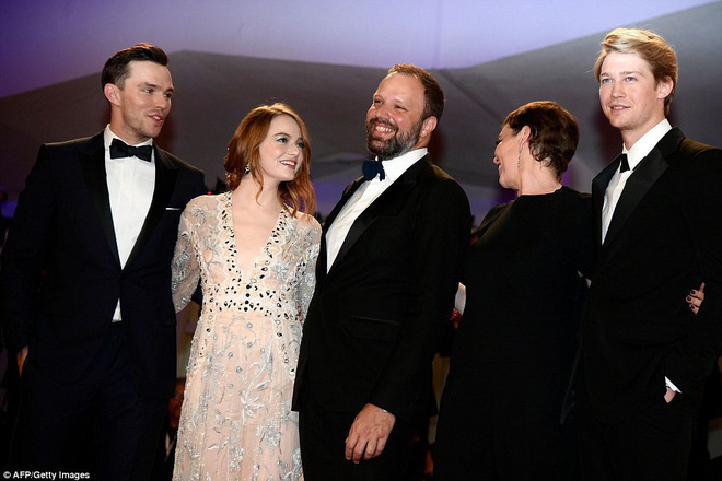 LHP Venice ngày 2: Emma Stone trở thành tâm điểm thảm đỏ với váy xuyên thấu táo bạo