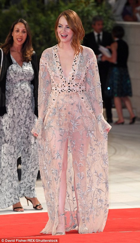 LHP Venice ngày 2: Emma Stone trở thành tâm điểm thảm đỏ với váy xuyên thấu táo bạo