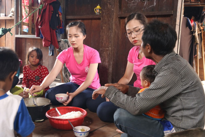 Hoa hậu Việt Nam 2018: Người đẹp Nhân ái ngồi cần cẩu qua sông mang nước sạch về cho bản Nịu