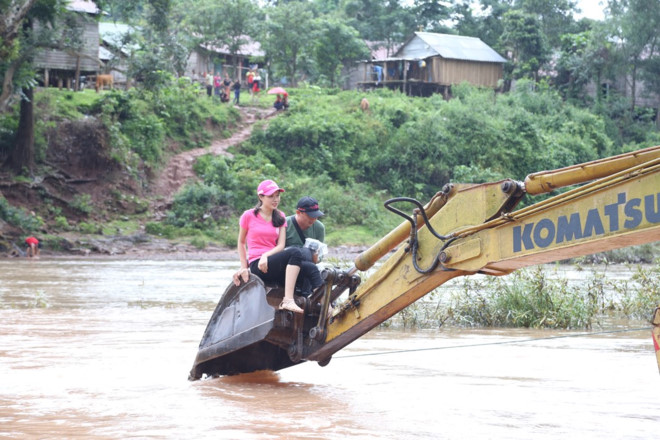 Hoa hậu Việt Nam 2018: Người đẹp Nhân ái ngồi cần cẩu qua sông mang nước sạch về cho bản Nịu