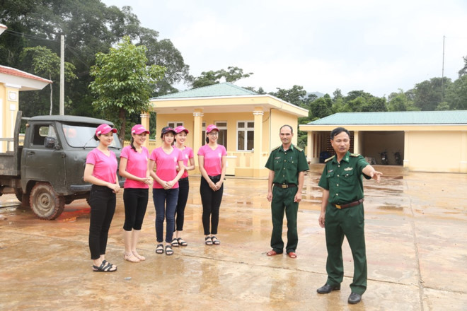 Hoa hậu Việt Nam 2018: Người đẹp Nhân ái ngồi cần cẩu qua sông mang nước sạch về cho bản Nịu