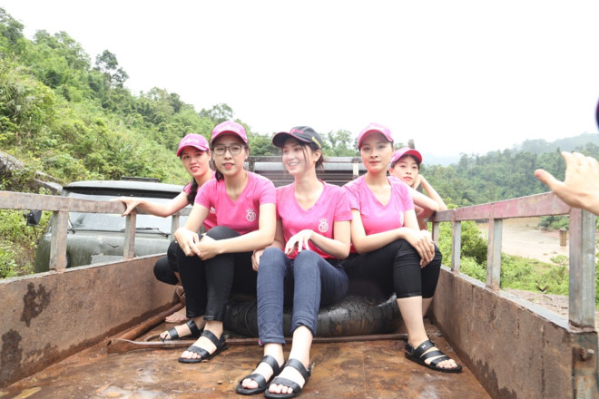 Hoa hậu Việt Nam 2018: Người đẹp Nhân ái ngồi cần cẩu qua sông mang nước sạch về cho bản Nịu