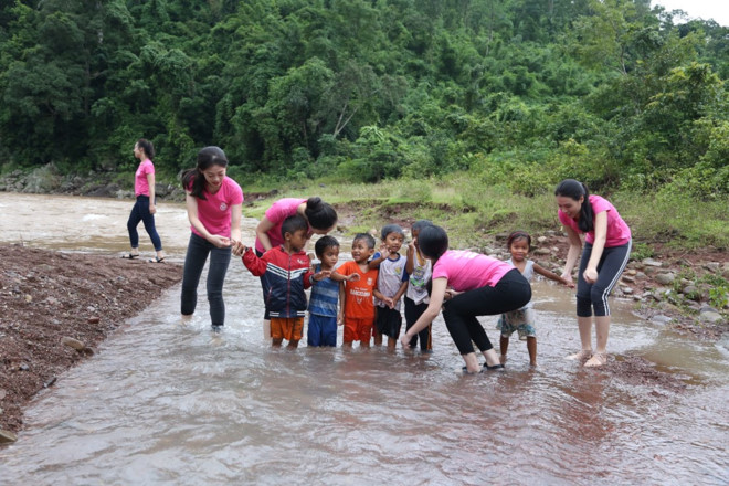 Hoa hậu Việt Nam 2018: Người đẹp Nhân ái ngồi cần cẩu qua sông mang nước sạch về cho bản Nịu