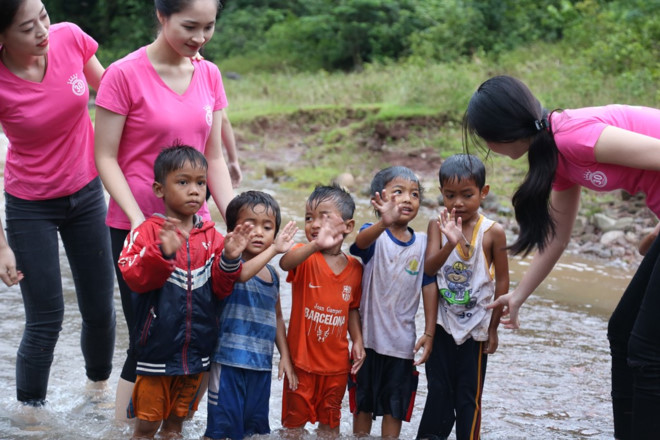 Hoa hậu Việt Nam 2018: Người đẹp Nhân ái ngồi cần cẩu qua sông mang nước sạch về cho bản Nịu
