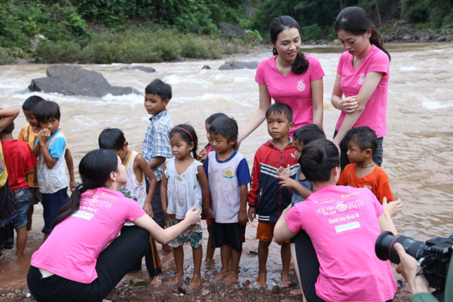 Hoa hậu Việt Nam 2018: Người đẹp Nhân ái ngồi cần cẩu qua sông mang nước sạch về cho bản Nịu
