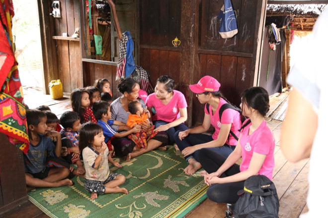 Hoa hậu Việt Nam 2018: Người đẹp Nhân ái ngồi cần cẩu qua sông mang nước sạch về cho bản Nịu