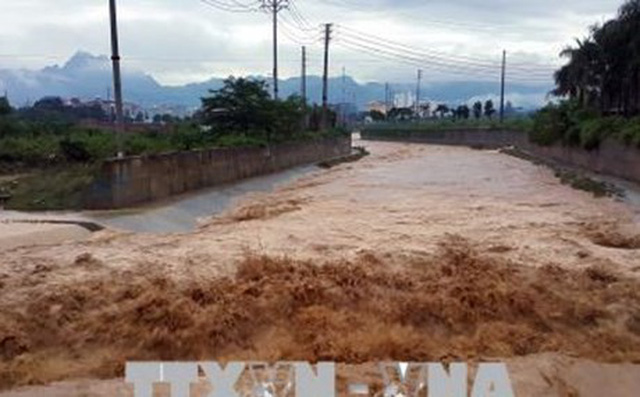 Hòa Bình: 3 cảnh sát bị thương do sập tường bao và điện giật trong mưa