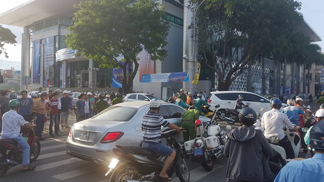 Kiều nữ lái xế sang trong tình trạng phê bóng cười