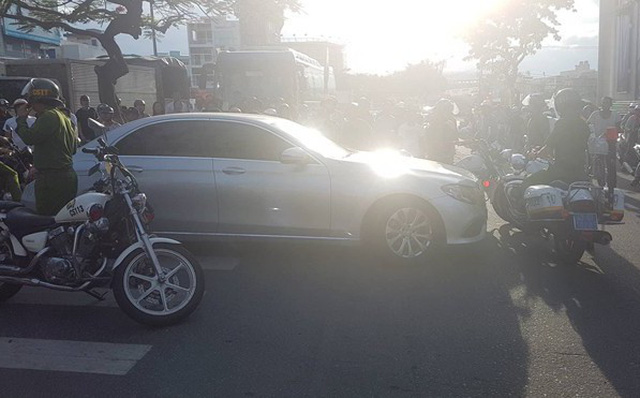 Kiều nữ lái xế sang trong tình trạng phê bóng cười