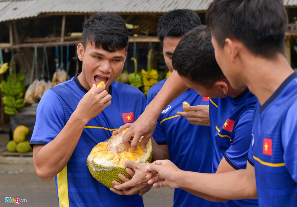 Đức Huy, Văn Đức háo hức khi được ăn mít trên đất Indonesia