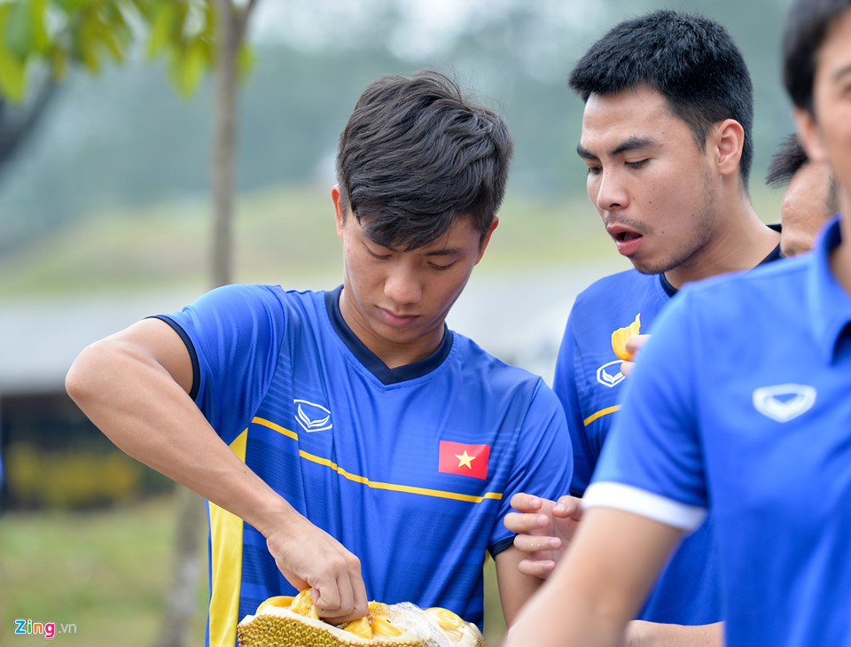 Đức Huy, Văn Đức háo hức khi được ăn mít trên đất Indonesia